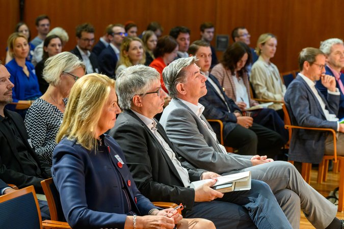 Öffnet eine Lightbox: Blick in das Publikum